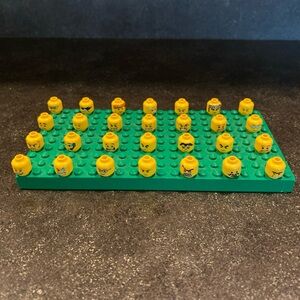 Lego Minifigure Yellow & Black Heads QTY (the green plate not included)